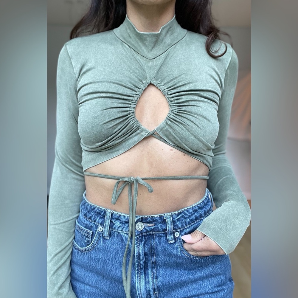 ✨2 for $30 bundle + discounted shipping✨ ZARA Olive Cutout Long Sleeve Crop Top